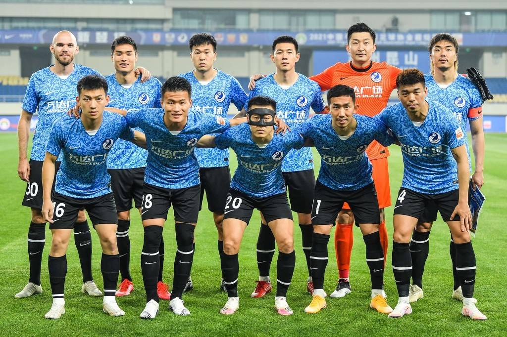 拜仁本赛季12轮保持不败，领跑积分榜，轰入44球，攻防俱佳，明日将迎战柏林联合。